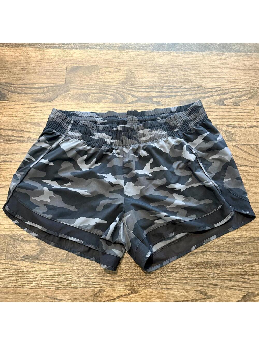 Athleta Mesh Black Camo Racer Run 4" Shorts Size Large